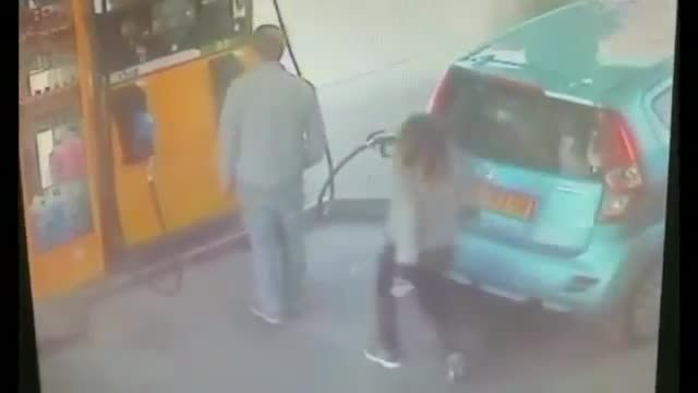 زنی که برای یک سیگار پمپ بنزین را به آتش کشید