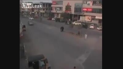 حمله گاو در خیابان به انسان
