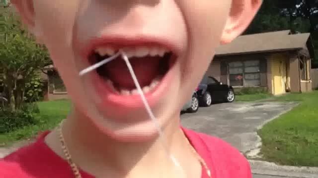 کشیدن دندان شیری پسر ۸ ساله با اتوموبیل کامارو