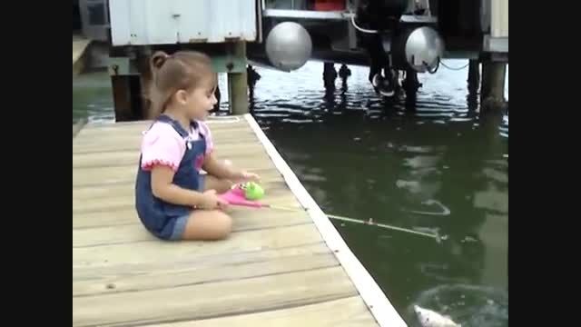 ماهیگیری بچه دو ساله و گرفتن و رها نمودن ماهی