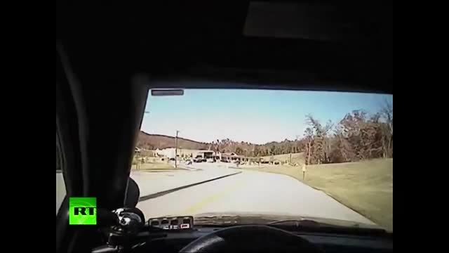 یک زن مست در آمریکا با سرعت زیاد با ماشین به پلیس زد