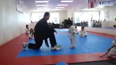 پسر بچه بامزه کاراته کا