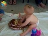 کیک خوردن یه بچه با مزه