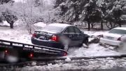 فیلمبرداری از نزدیک لیز خوردن ماشینها برف شدید چندین تصادف