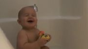 خنده های فوق العاده شیرین کوچولوی ناز در حمام