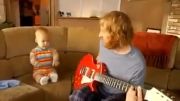 گیتار زدن یه کوچولو
