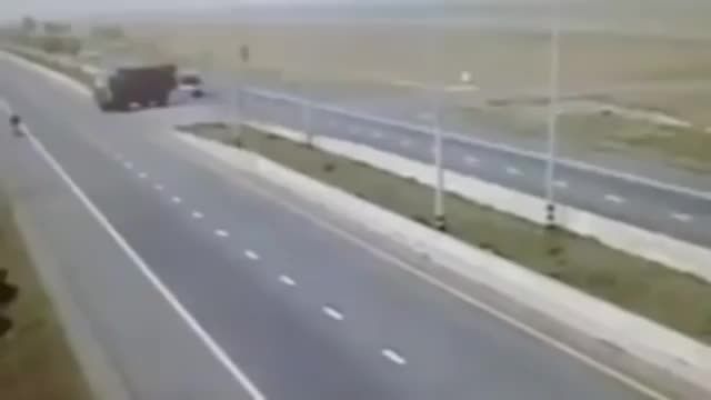 تصادف کامیون با موتور