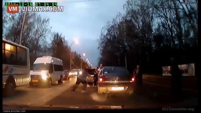 دعوای دو راننده روس در خیابان ...!