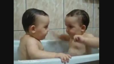 آب بازی خنده دار دو نوزاد دوقولو در وان حامام