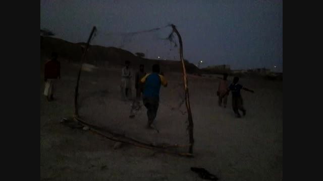 صحنه پنالتی زدن  فوتبالیستهای روستای چهاربیتی