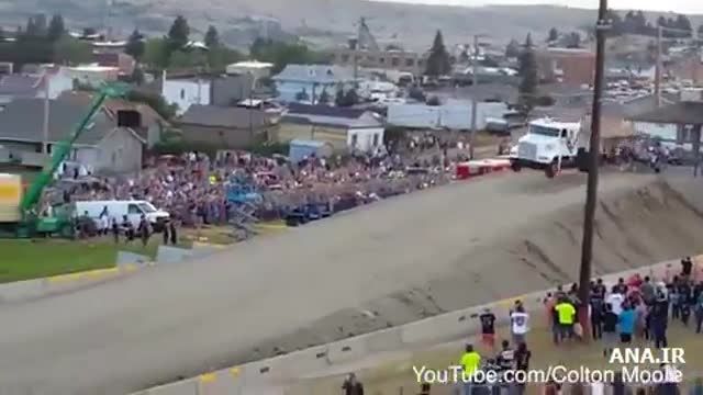 فیلم: کامیونی که با پرش ۵۰متری رکورد زد