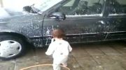 کودک در حال شستن ماشین