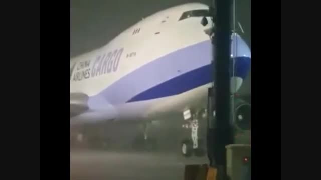 مبارزه جمبوجت غول پیکر با طوفان در فرودگاه