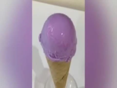 بستنی که با لیسیدن تغییر رنگ میدهد