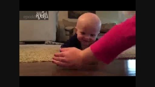 بازی دیدنی یک نوزاد با توپ!