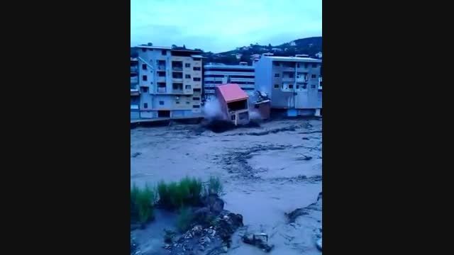 ریزش ساختمان در سواد كوه بر اثر سیل(از زاویه ی رودخانه)