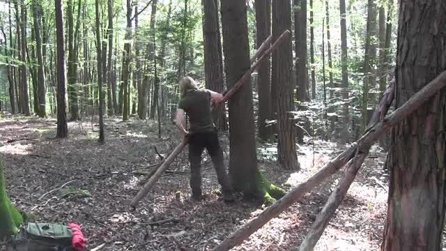 ساخت سر پناه در جنگل بین دو درخت 1