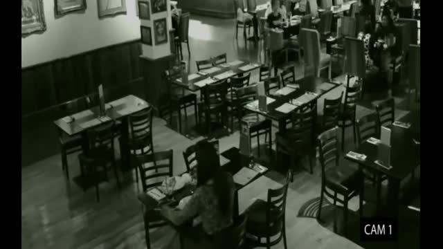 حمله روح به میز غذا خوری در رستوران