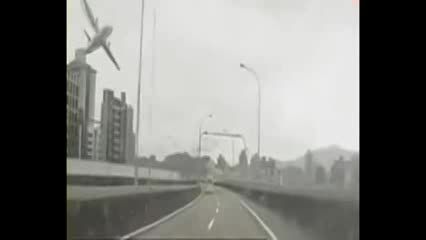 سقوط هواپیمای تایوانی در رودخانه