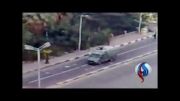 فیلم؛ بالا رفتن جوان مصری از خودروی زرهی