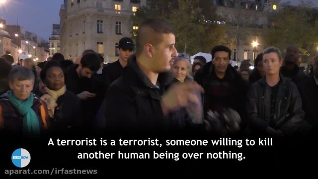 مرد مسلمان بعد از حادثه پاریس مردم را در آغوش گرفت