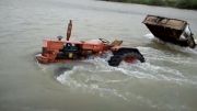 غرق شدن تراکتور در رود زاب