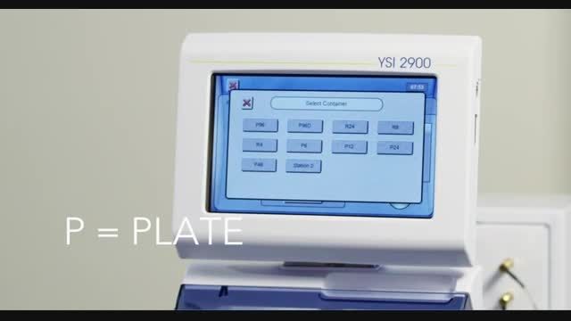 گذاشتن نمونه در دستگاه اتوانالایزر YSI 2900