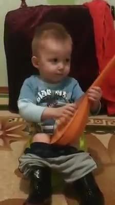 گیتار زدن فوق العاده این بچه کوچولو فوق العادس