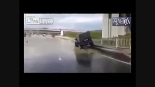 ماجراجویی یک راننده در خیابان آب گرفته!!