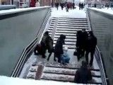پله های یخ زده و سر خوردن مردم