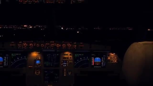 فرود در شب با کیفیت گرافیکی بالا از شبیه ساز پرواز
