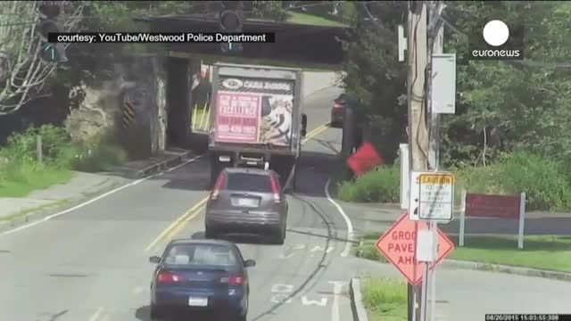 لحظه برخورد یک کامیون بارکش با پلی در آمریکا