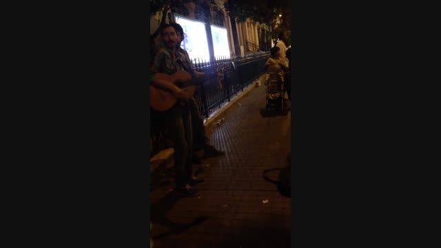 گیتار زدن و آواز خواندن جوان ایرانی در استانبول