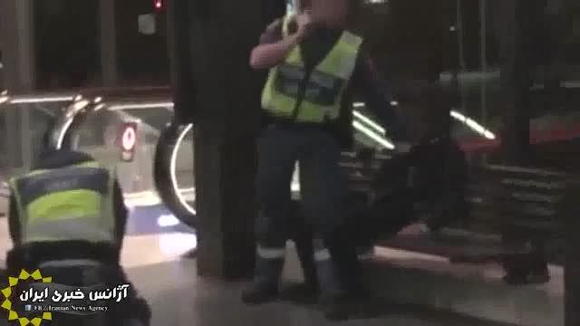 خفه کردن کودک مسلمان توسط پلیس سوئد!