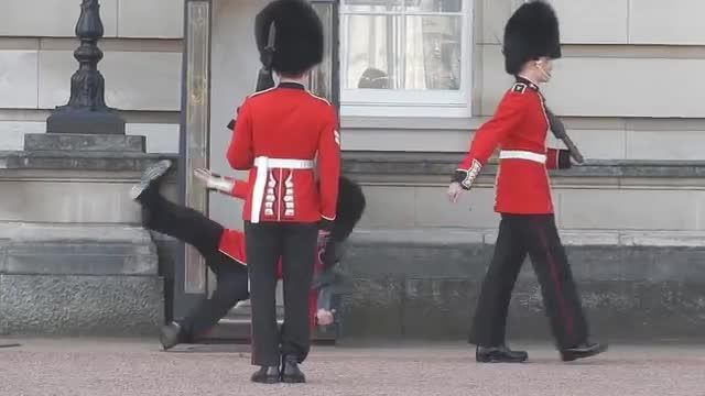 افتادن سرباز گارد سلطنتی انگلیس در کاخ باکینگهام