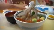 رقص ماهی مرکب هنگام سرو غذا!!حتما ببین