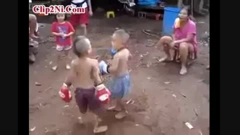 بوکس بازی کردن بچه ها