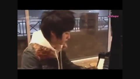 پیانو زدن یونگ سنگ (kiss the rain)