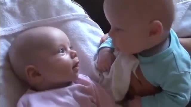 صحبت کردن جالب دو نوزاد با یکدیگر