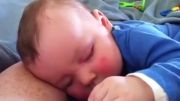 خنده نوزاد در خواب