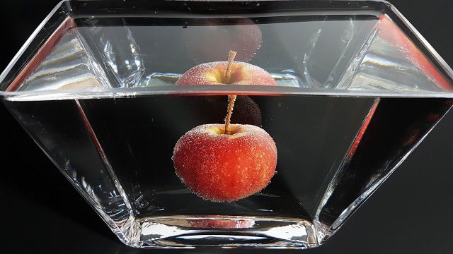 اگر یک سیب 200 روز در آب بماند چه اتفاقی می افتد؟