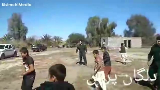 بازی سبزپوشان سپاه پاسداران با کودکان بلوچ در روستای سیل زده باغ باغون