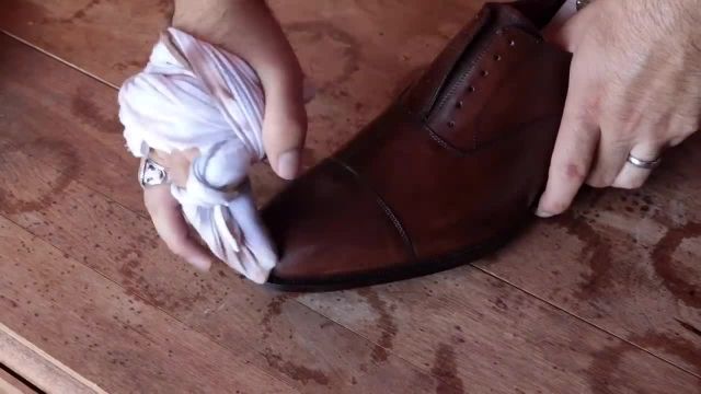 چند روش ساده و سریع برای تمیز کردن کفش چرم در خانه