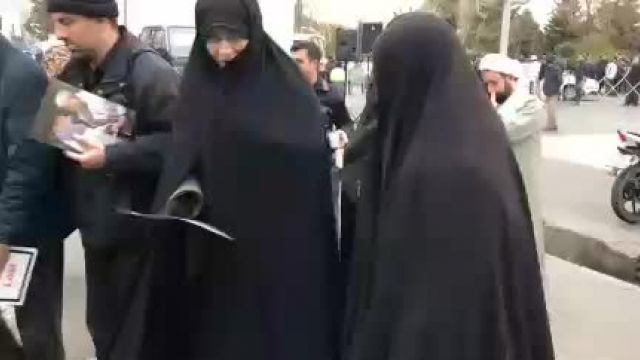 مردم ایران، کفش‌هایشان را با پرچم خون‌خوار ترین رژیم عالم پاک می‌کنند!