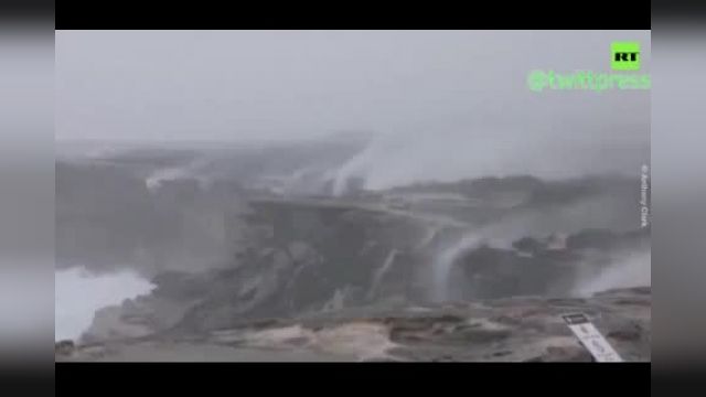 برعکس شدن جریان آبشار بر اثر طوفان و باد شدید!