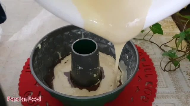 آموزش فوری پخت کیک دورنگ اسفنجی در خانه 