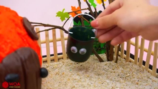 فیلم آموزش ایده های خلاقانه برای ساخت خانه درختی برای عروسک باربی با بطری خالی 