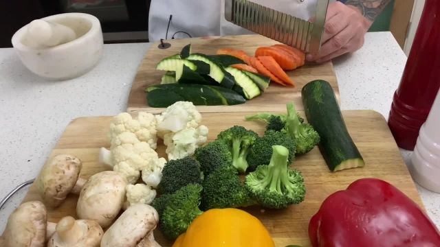 طرز تهیه خوراک سبزیجات با سس شوید (رژیمی)