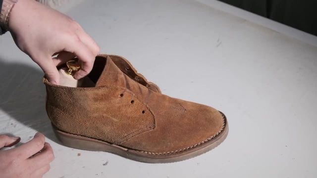 آموزش پاک کردن چرم جیر نحوه تمیز کردن کفش با چرم جیر