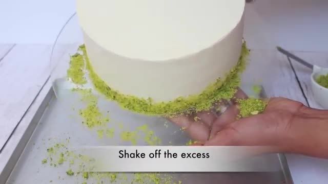 طرز تزیین کیک ساده با پسته و گل های شکری